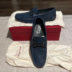 Ferragamo Driving Shoes in blue pebble leather near mint condition size US10.